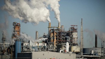 Đọc nhanh 2-4: Giá dầu tăng trở lại sau khi lao dốc; VinFast muốn bán 1 triệu xe máy điện