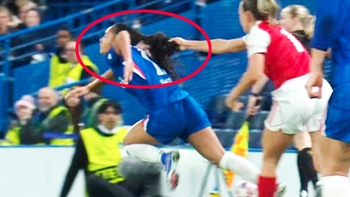 Kỳ lạ: Cầu thủ nữ Arsenal kéo tóc đối thủ, HLV Chelsea bị thẻ đỏ