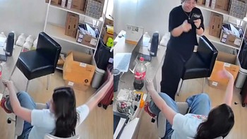 Cô gái lấy điện thoại ra chụp khi thấy bạn thân bị ngã ghế