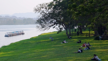 Huế xanh thắm đôi bờ sông Hương