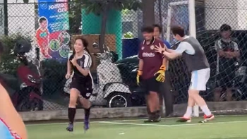 Thủ môn bị cả đội trách mắng vì không cho cô gái ghi bàn