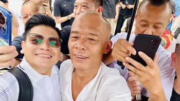 Thử lẩu gà của 'chủ quán đuổi khách', người Việt nhận xét sao?