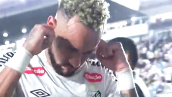 Neymar bức xúc vì bị hiểu lầm ‘bịt tai né la ó’