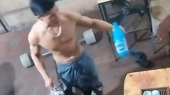 Ông chủ cạn lời khi nhờ chó cưng đi lấy nước giùm