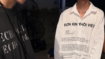 Người trẻ muốn mua áo sơ mi in 'đơn xin thôi việc' để mặc đi làm