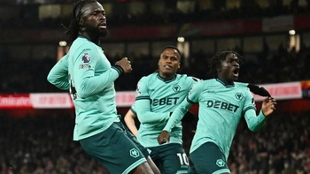 Wolves rơi vào ‘nội chiến’, rớt hạng sau 33 vòng Ngoại hạng Anh