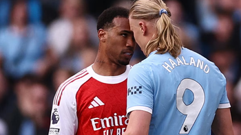 Haaland ‘sẹo đầy mình’ vẫn cười: Ngoại hạng Anh giờ như… sàn vật