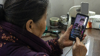 Cụ bà 70 tuổi 'mặc cả từng xu' nhưng cho streamer hơn 11 tỉ đồng