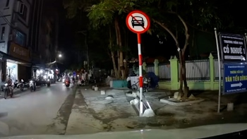 Tài xế quyết không vào đường cấm ô tô, mặc cho khách liên tục xúi dại