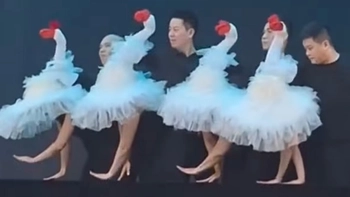 Tiết mục văn nghệ cực ảo diệu khiến người xem trầm trồ