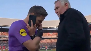 Trọng tài dừng trận chung kết Cúp quốc gia Hà Lan để... nghe điện thoại