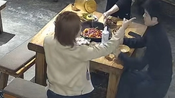 Thanh niên bị bạn gái 'sờ má' vì mải mê 'thưởng thức cái đẹp'