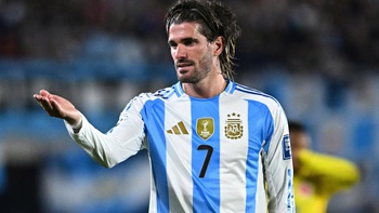 Đồng đội Messi vướng ồn ào, bị tố làm quen hàng loạt cô gái