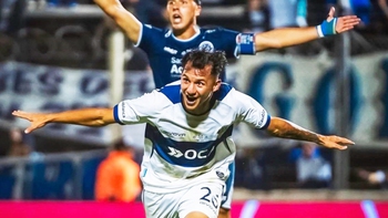 CĐV Argentina giật máy quay 'chiếm sóng' truyền hình giữa trận