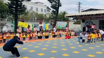 Bác bảo vệ ném kẹo làm rối đội hình đối phương khi kéo co