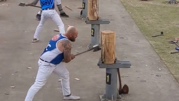 Thí sinh dùng cái 'đầu lạnh' khi thi chặt gỗ