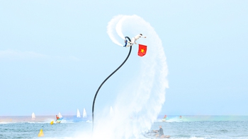 Mãn nhãn màn trình diễn nghệ thuật flyboard lần đầu trên biển Đà Nẵng