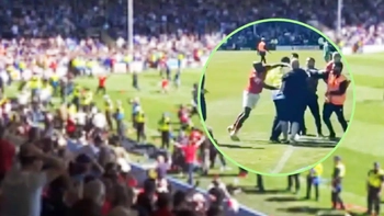 Cầu thủ Anh ăn mừng rồi… đấm luôn cổ động viên