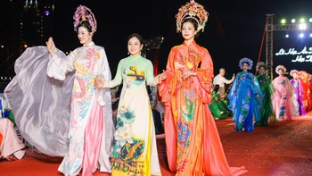 Độc đáo đêm trình diễn áo dài trên cây cầu lâu đời nhất bắc  qua sông Hàn