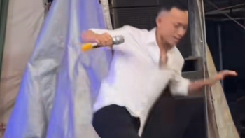 Thanh niên đang hát ngã sấp mặt vì 'chiếc loa có chân'