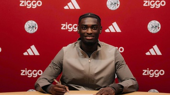 Jorthy Mokio 'đứt' liên lạc với gia đình vì gia hạn hợp đồng ở Ajax