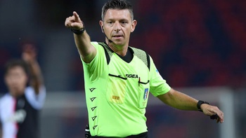 Sếp trọng tài Ý bị điều tra sau khi ‘đập cửa phòng VAR’ đòi phạt đền