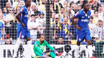 Thủ môn Chelsea bị tố nằm sân ‘câu giờ’ để đồng đội nghe chỉ đạo
