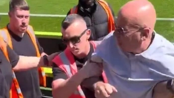 Thực hư chuyện CĐV Anh bị đuổi khỏi sân vì ăn bánh mì kẹp thịt