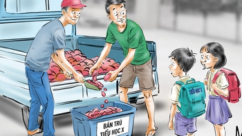 Lũ trẻ ngơ ngác vì không biết mấy chú đang làm gì với suất ăn của mình