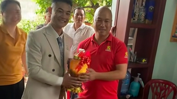 Chàng trai sang xin dâu bằng cách đổi bình rượu mơ của mình đổi lấy 'bình rượu mơ' của ba