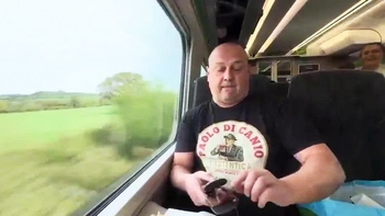 CĐV West Ham gây sốc khi nướng bít tết bằng… máy duỗi tóc trên tàu