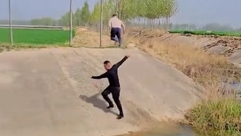 Cười sảng với thanh niên nhảy qua mương nước bất thành