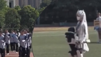 Robot hình người tự dưng đang nhảy bất ngờ... ôm nữ sinh