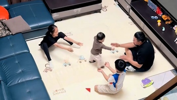 Cả nhà vỡ òa hạnh phúc khi thấy con chập chững những bước đi đầu đời