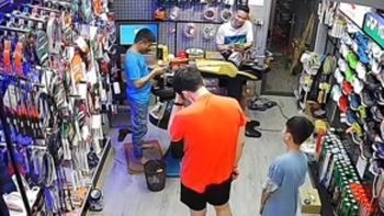 Khách test hàng kiểu này thì tốn vợt lắm