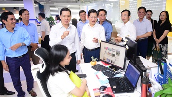 Đại biểu Bộ Văn hóa, TP.HCM cùng đại diện nhiều cơ quan báo chí tham quan tòa soạn báo Tuổi Trẻ