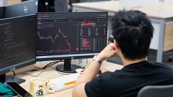 VN-Index vẫn 'đỏ lửa', một cổ phiếu chứng khoán bứt phá 9 phiên liên tiếp