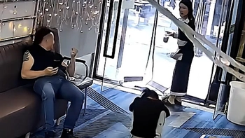 Nữ nhân viên quê một cục khi vấp ngã dưới chân khách