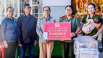 Đồng đội nhận đỡ đầu con gái thiếu tá công an hy sinh khi chống 'cát tặc'