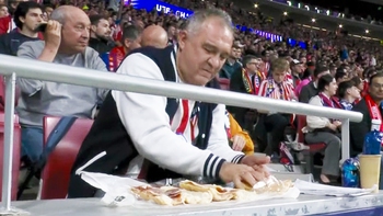 CĐV Atletico Madrid ‘trổ tài nội trợ’ giữa trận bán kết Champions League