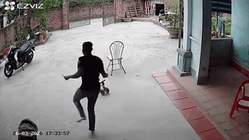 Lý do vừa vào nhà, thanh niên liền bỏ chạy 'trối chết'