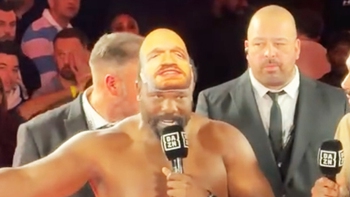 Võ sĩ Chisora đeo mặt nạ Tyson Fury đi cân để cà khịa đối thủ