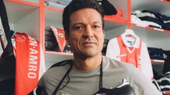 Tiền vệ huyền thoại Jari Litmanen trở lại sân cỏ ở tuổi 55