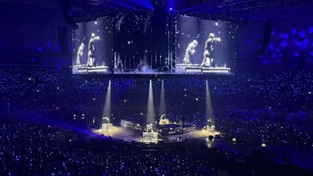 Sự cố nghiêm trọng tại show của Super Junior: Lan can gãy, nhiều fan ngã nhào