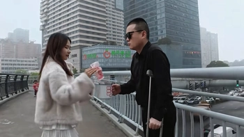 Cô gái phát hiện điểm yếu của thanh niên giả tượng