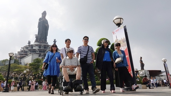 Đưa cha mẹ đi đó đi đây khi còn có thể