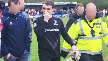 Thủ môn bị nghi đấm CĐV ngay trên sân rồi bình thản trở lại thi đấu