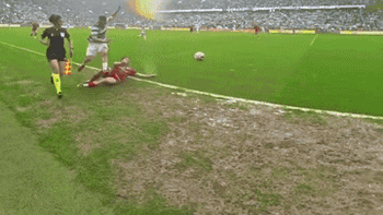 Cầu thủ bị 'ném đá' vì phớt lờ sau khi chùi ngã nữ trợ lý trọng tài