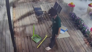 Cô gái hoảng hồn khi cây chổi vừa 'mất tích' xuất hiện trước mặt