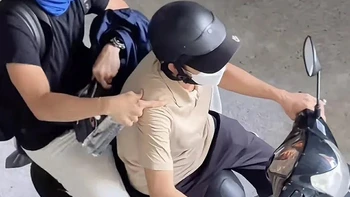 Hoài Linh tự lái xe máy cà tàng đi làm